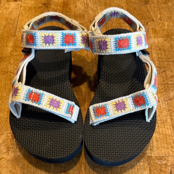 Teva Women's Sandals embroidered pattern - Picture 1 of 4